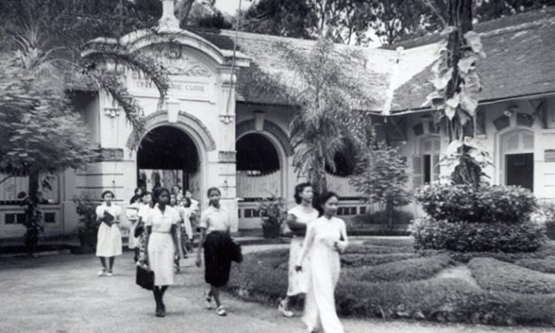 Khoảnh Khắc Bên Thầy