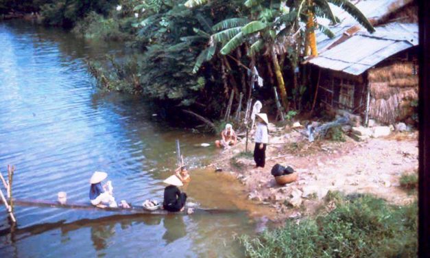 Dòng Sông Quê Nội